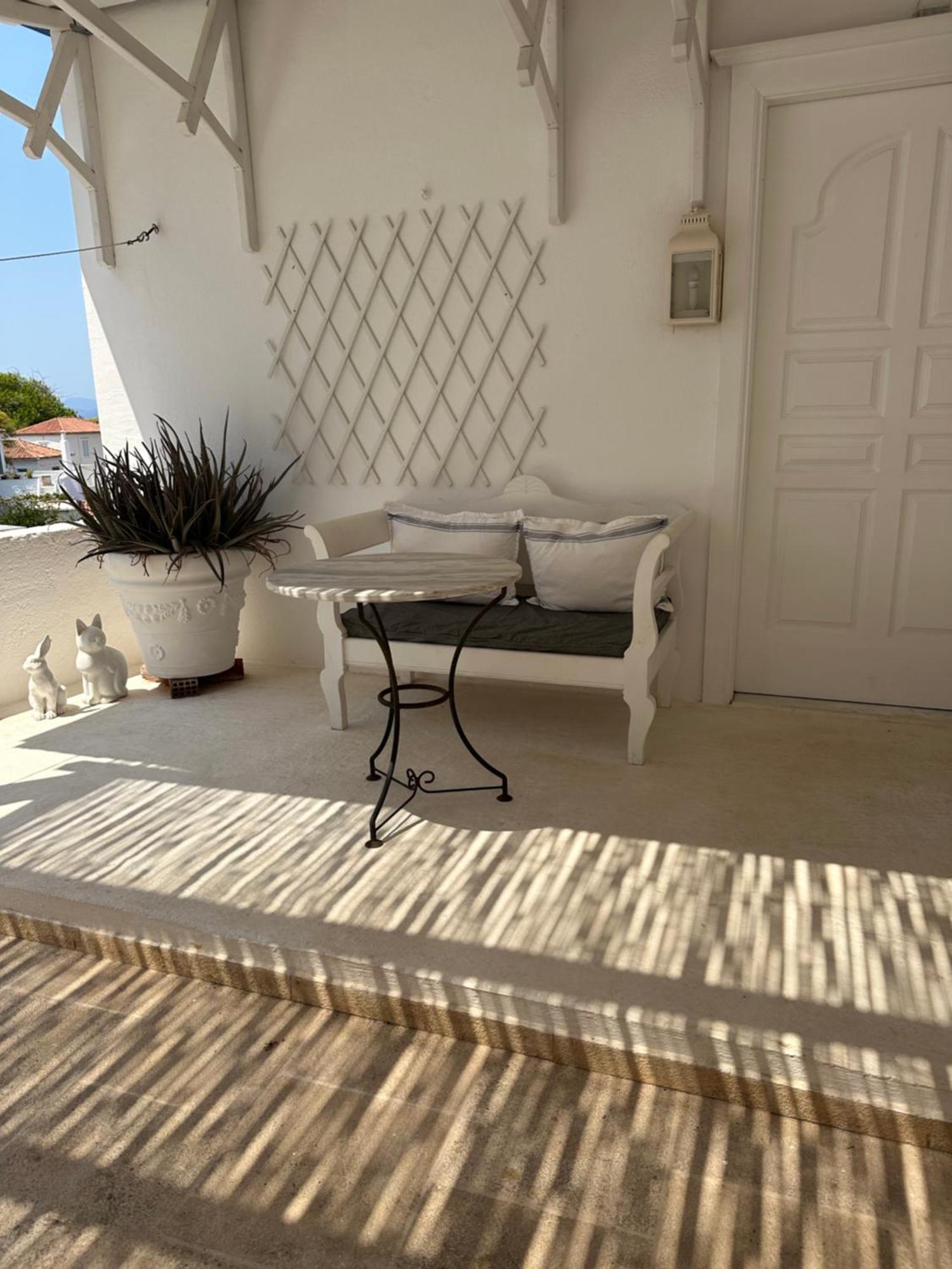 הידרה The Home Overlooking The Harbor מראה חיצוני תמונה